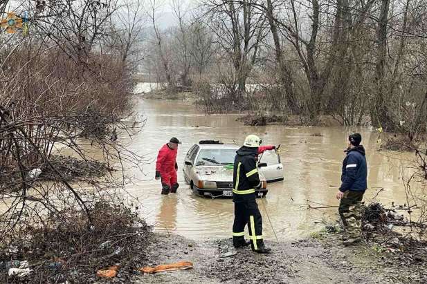 Негода на Закарпатті: авто у водяному полоні, затоплені будівлі (фото) 