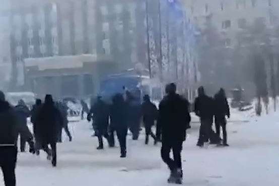 Казахські силовики почали стріляти по демонстрантах, є жертви – ЗМІ