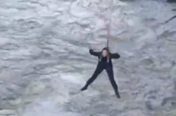 Надія Савченко стрибнула з моста (відео) 