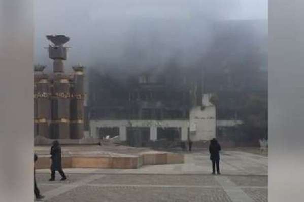 У казахському місті повністю згорів акімат: відео потрапило в мережу