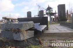 19-річний мешканець Житомирщини влаштував розгром на кладовищі (відео)