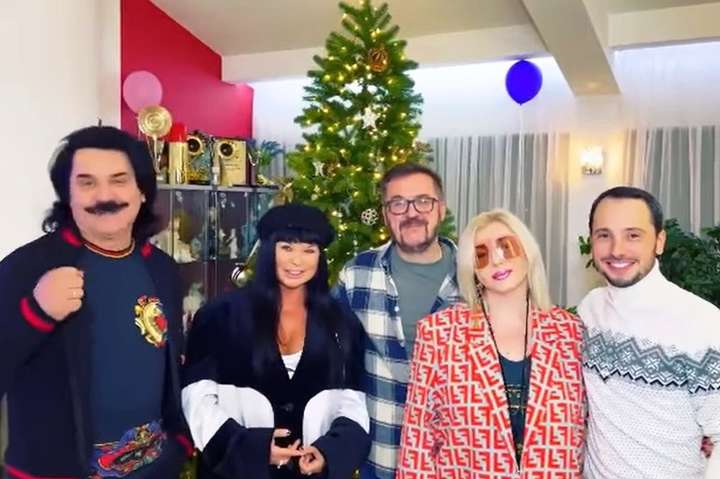 Зірки записали різдвяне привітання під ялинкою в домі Ірини Білик (відео)