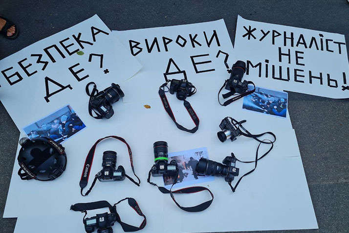 Облив кефіром. У Києві хуліган отримав вирок за перешкоджання роботі журналістки 