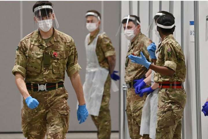 Ковідний колапс у Великобританії: на допомогу медикам прийшли військові