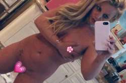 С певицей опять что-то происходит