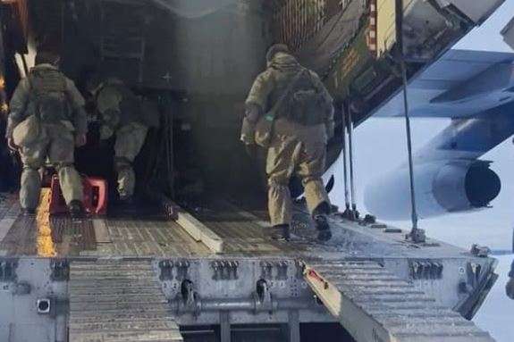 Підрозділи ВДВ вантажать штатну техніку та озброєння - Росія з трьох аеродромів перекидає війська до Казахстану