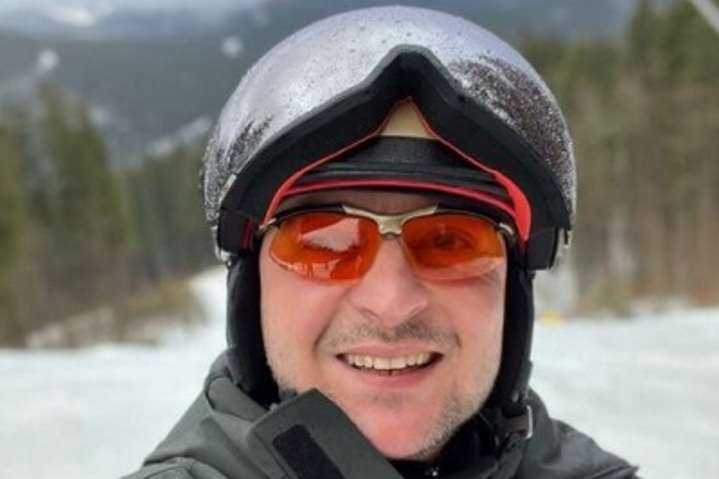 Зеленский отдыхает, но о поздравлении не забыл - Зеленский на лыжах поздравил украинцев с Рождеством 