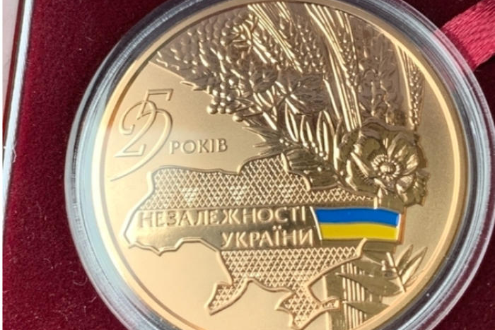 В Украине необычную золотую монету продают за 215 тысяч: фото