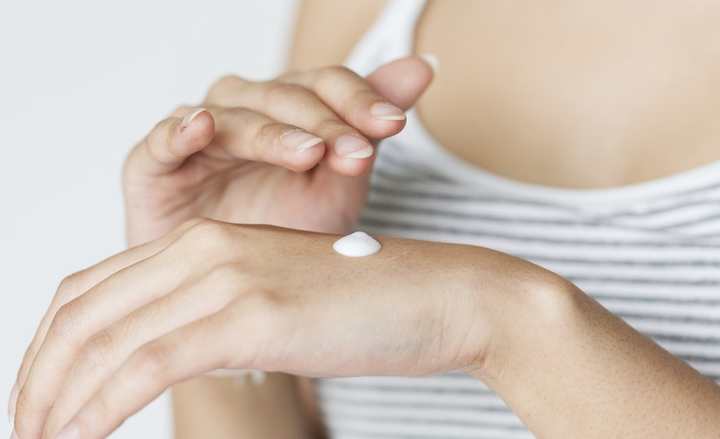 Эксперт назвал методы, которые помогут восстановить кожу рук после холодов