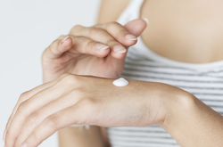 Эксперт назвал методы, которые помогут восстановить кожу рук после холодов