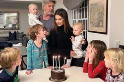 Болдуин с женой и детьми