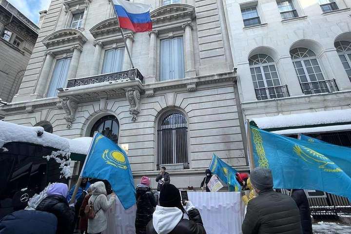 Казахська діаспора мітингує під стінами генконсульства Росії у Нью-Йорку