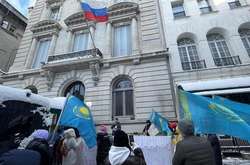 Казахська діаспора мітингує під стінами генконсульства Росії у Нью-Йорку
