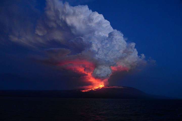 На Галапагоських островах почалося виверження вулкана Вовк (відео)