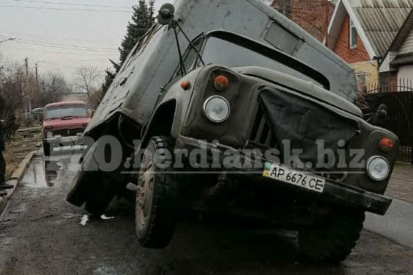 У Бердянську вантажівка комунальників провалилася під асфальт (фото)