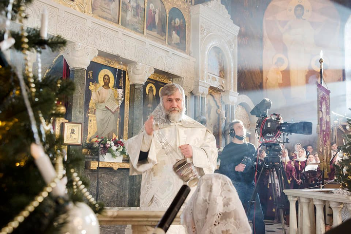 Олігарх Новинський прислужував у Лаврі на Різдво (фото)
