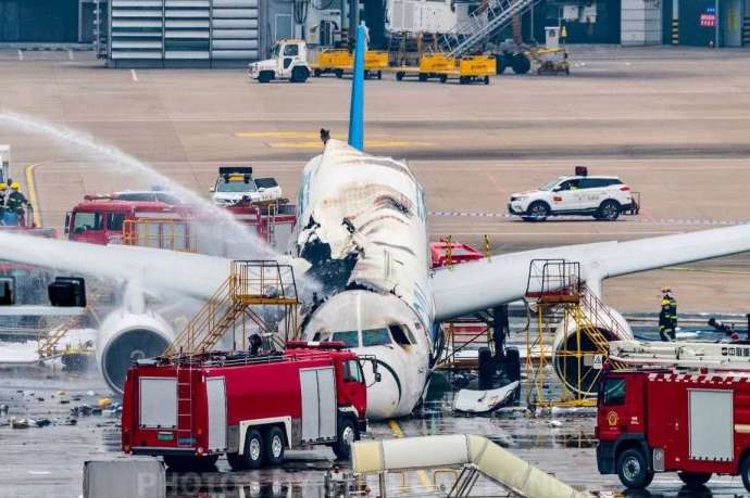 Ту-204 після пожежі в аеропорту Ханчжоу 8 січня 2022 року - У Китаї згорів російський літак. Фото з аеропорту Ханчжоу