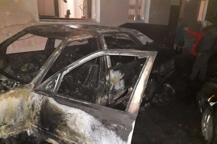 На Київщині ревнивець спалив автівки двох знайомих своєї дружини (фото)