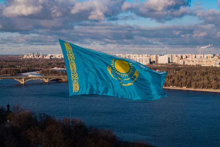 Над Києвом активісти запустили гігантський прапор Казахстану (фото, відео)