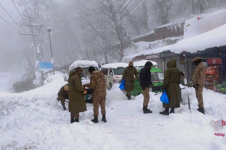 В Пакистані понад 20 людей загинуло в снігових заметах (фото)