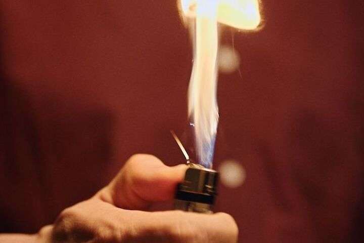 У Харкові під час сімейної сварки чоловік намагався спалити себе живцем (відео)
