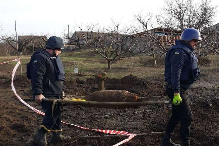 У містечку поблизу Запоріжжя люди знайшли в саду 100-кілограмову авіабомбу (фото)