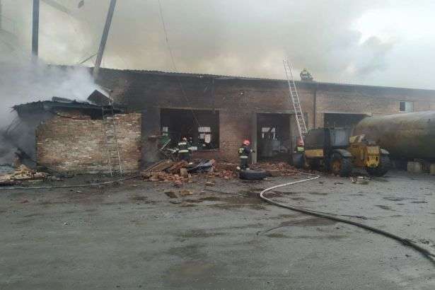 На Чернігівщині стався вибух на меблевій фабриці: будівля загорілася