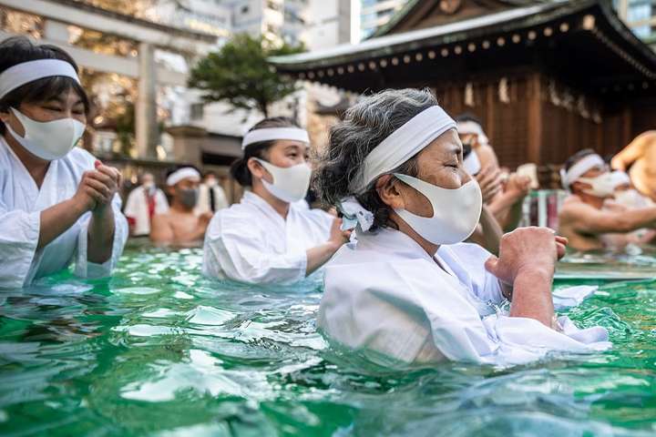 Японці помолилися у крижаній воді за припинення пандемії (відео)