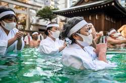 Японці помолилися у крижаній воді за припинення пандемії (відео)