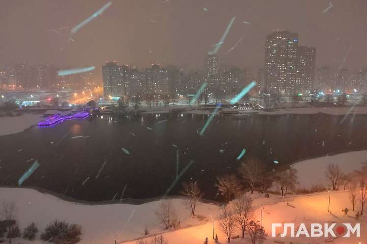 Снігопад у Києві: працює 140 одиниць техніки, рух ускладнений (фото)