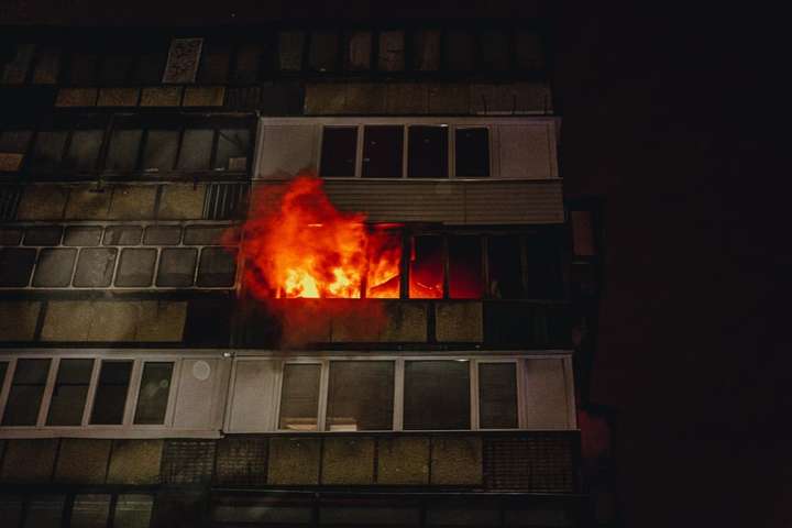 Трагічна пожежа в Києві: рятуючись, чоловік вистрибнув із сьомого поверху (фото)
