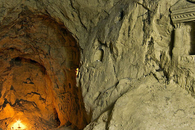 Забудовникам незаконно віддали землю під Києвом із унікальною печерою 