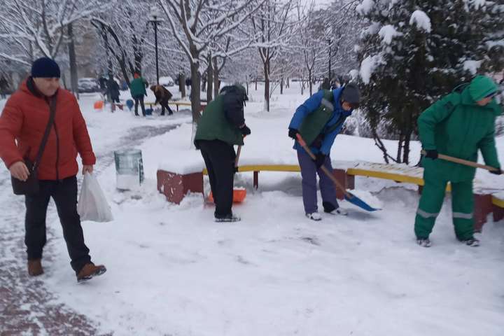 Після потужного снігопаду столицю відкопують 4,5 тис. комунальників (фото)