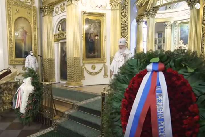 Патріарх Кирило на похороні брата розказав про «замечательный венок от Путина»