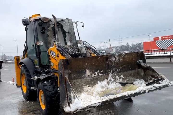 У Києві на ходу загорівся трактор (відео)
