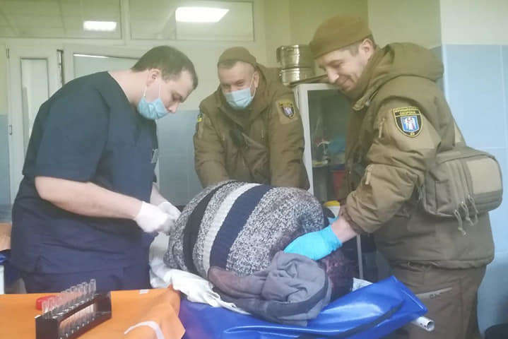 У київській лікарні охоронці вгамували пацієнтів, що кидались на медиків (фото)