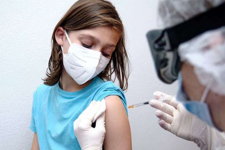 Неповнолітні зможуть отримати тисячу за вакцинацію: Зеленський дав доручення уряду