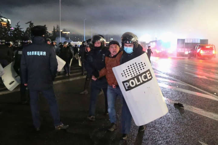 «Засуджуємо насильство»: перша реакція МЗС України на протести в Казахстані