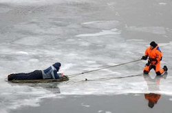 Как не уйти под лед. ГСЧС назвало восемь правил поведения на воде зимой 