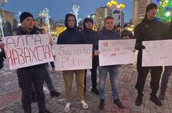 Черкащани тримали плакати із написами «Алга Казахстан» («Слава Казахстану»), Say no to Putin, «Україна з вами», «Де Росія – там і смерть»