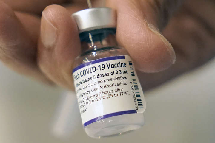 Гендиректор Pfizer сказав, коли буде готова вакцина проти «Омікрону»