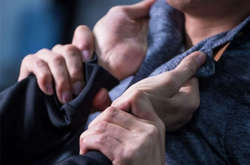 «Дай закурити»: у центрі Києва чоловіка жорстоко побили і пограбували