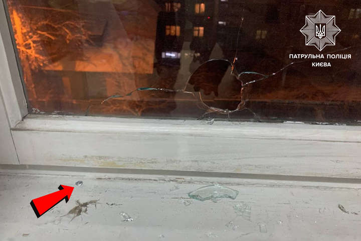 У Києві з вікна будинку чоловік обстріляв гуртожиток і поліцейських (фото)