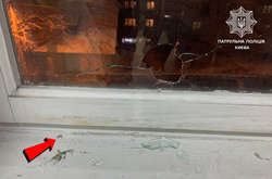 У Києві з вікна будинку чоловік обстріляв гуртожиток і поліцейських (фото)