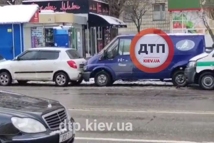 Масштабна ДТП у Києві: на слизькій дорозі зіткнулися п’ять автівок (відео)