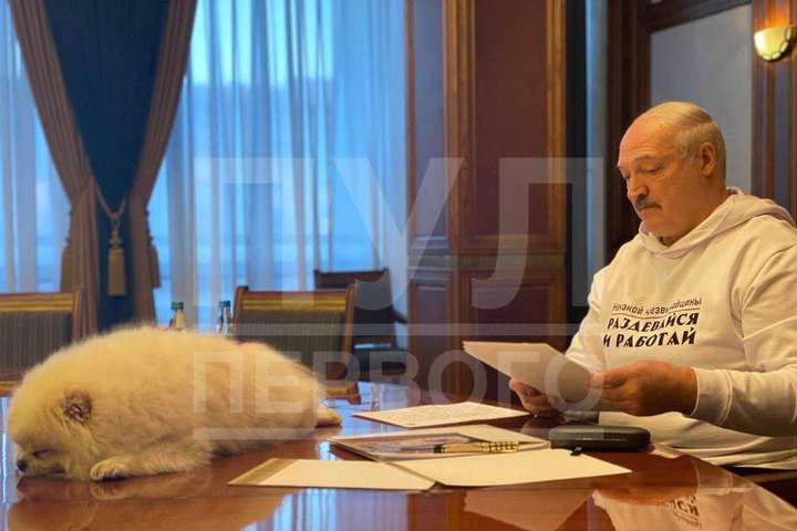 Олександр Лукашенко одягнув худі з власною цитатою - 67-річний Лукашенко вирішив омолодитися. Свіже фото вразило мережу