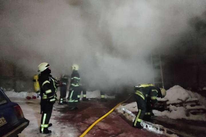 У масштабній пожежі в Києві ледь не згорів кондитерський цех (фото, відео)