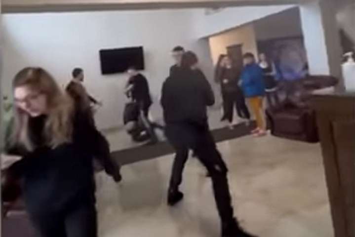 Дівчат після конфлікту почали захищати їхні хлопці, проте працівники готелю накинулись і на них - Відпочинок за 80 тисяч: туристи розповіли, як їх побили у Карпатах через зауваження (відео)