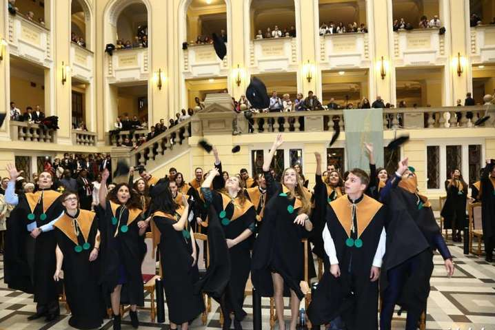 Венгрия зовет украинцев на бесплатное обучение