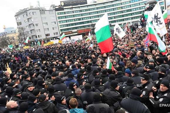 Противники вакцинації намагались штурмувати парламент Болгарії